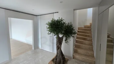 Modern bir dairenin giriş kapısı ve geniş antre alanı.