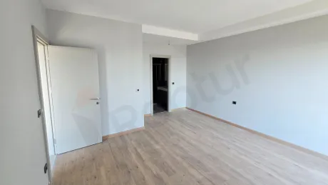 Beylikdüzü'nde satılık 5+1 dubleks dairenin geniş ve gün ışığı alan modern yatak odası görseli.