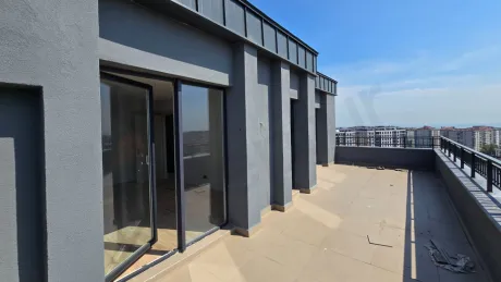 Yeni yapılmış modern ve geniş bir balkonun görünümü