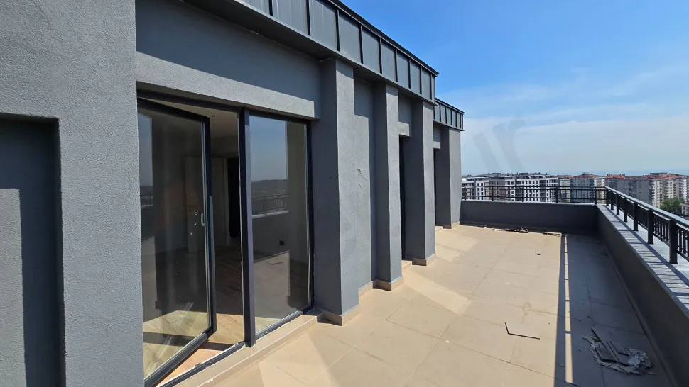 Yeni yapılmış modern ve geniş bir balkonun görünümü