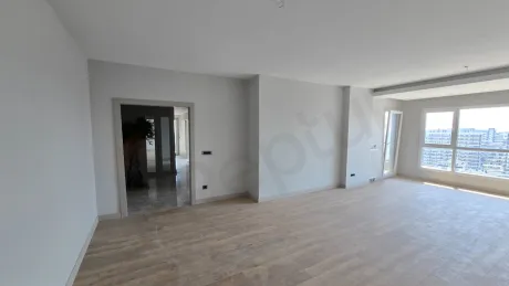 Geniş ve modern bir oturma odasının genel görünümü.