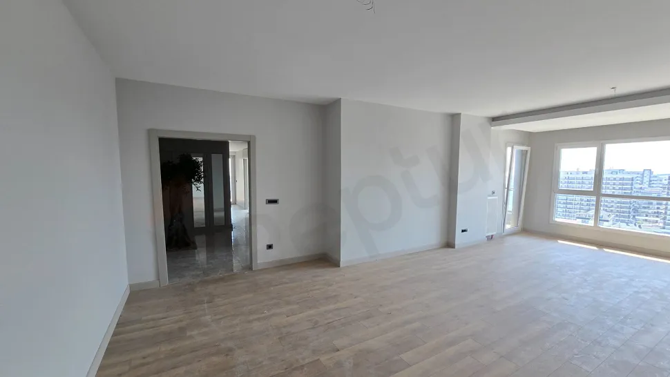 Geniş ve modern bir oturma odasının genel görünümü.