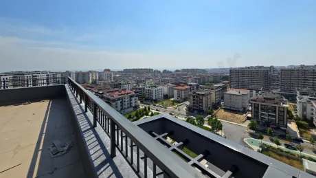 Modern bir yapının geniş ve ferah balkon alanı.