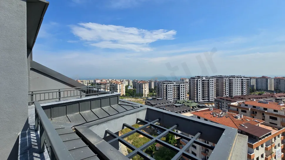 İstanbul Beylikdüzü'nde binaları ve gökyüzünü kapsayan geniş bir şehir manzarası.