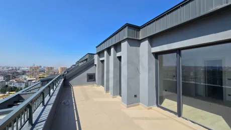 Beylikdüzü'nde şehir manzaralı, geniş ve modern bir teras alanı.