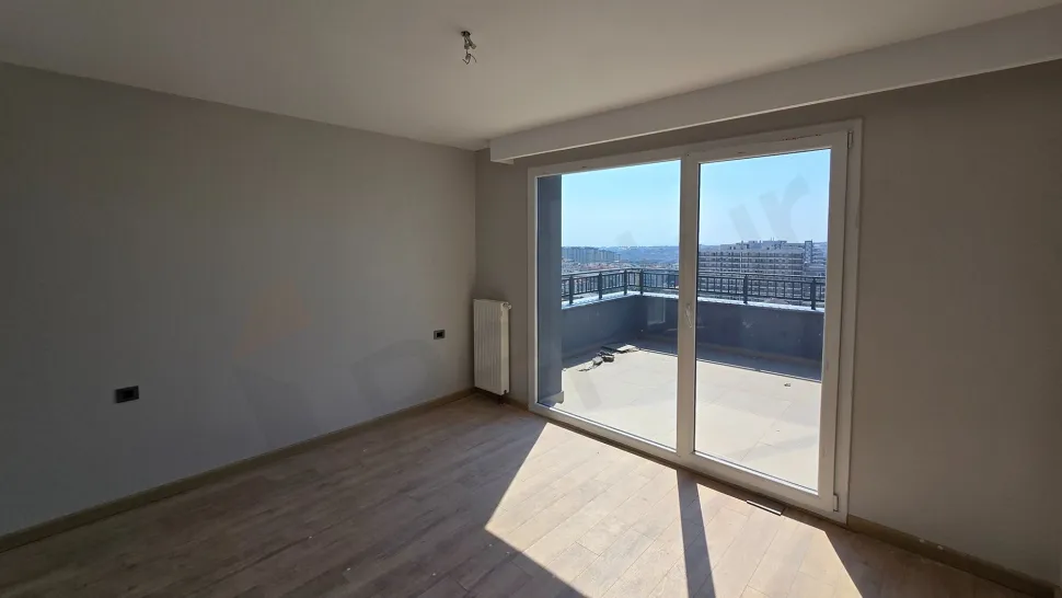İstanbul Beylikdüzü'nde yer alan modern ve geniş 5+1 dubleks dairenin aydınlık yatak odası görseli.