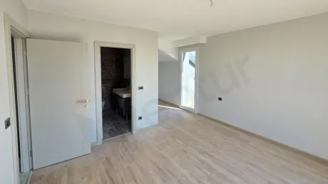 İstanbul Beylikdüzü'nde yer alan bir dubleks dairenin geniş ve modern tasarımlı yatak odası görseli.
