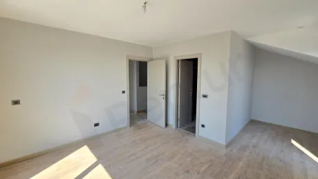 Modern ve geniş tasarımlı yatak odası görseli