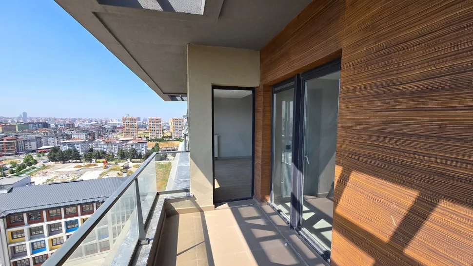 Beylikdüzü'nde şehir manzarasına sahip modern ve geniş bir balkon görünümü.