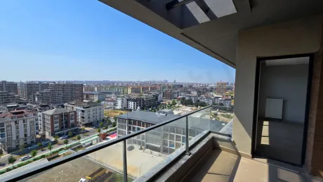 Şehir manzarasına sahip, geniş ve modern tasarımlı balkon.