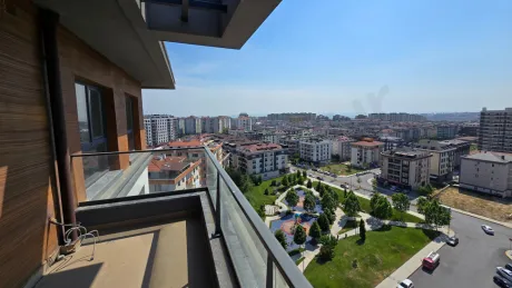 Modern ve geniş bir dubleks dairenin şehir manzaralı balkon görüntüsü.