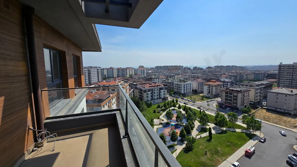 Modern ve geniş bir dubleks dairenin şehir manzaralı balkon görüntüsü.