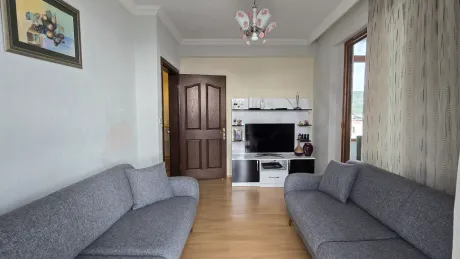 Modern mimariye sahip, geniş ve aydınlık bir oturma odası alanı.
