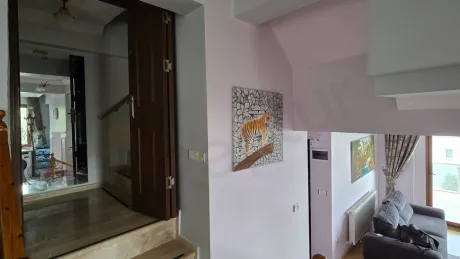 Modern bir dubleks dairenin geniş ve aydınlık koridoru.