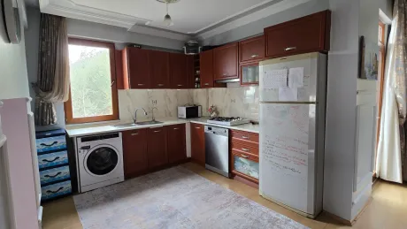Modern ve geniş bir evin içindeki aydınlık mutfak tasarımı.