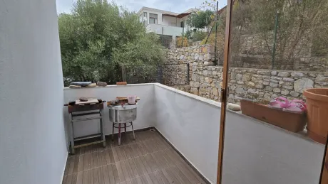 Bodrum'da deniz manzaralı bir dubleks dairenin geniş balkon alanı.
