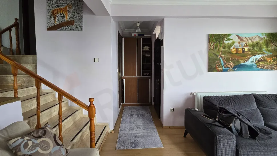 Modern bir konutun geniş ve aydınlık koridor alanı.