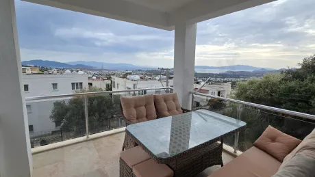 Bodrum'da deniz manzarasına açılan, geniş ve ferah bir dubleks daire terası.
