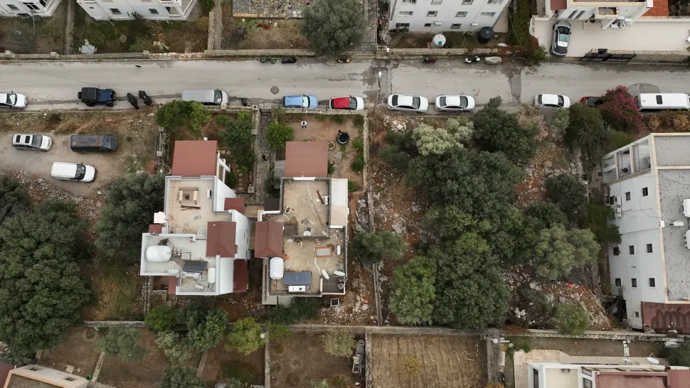 Bodrum'da deniz manzaralı, modern mimariye sahip 3+1 dubleks konutun dış cephe görünümü.