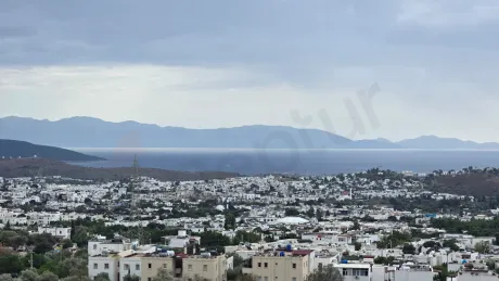 Bodrum kıyısında denize bakan geniş panoramik manzara