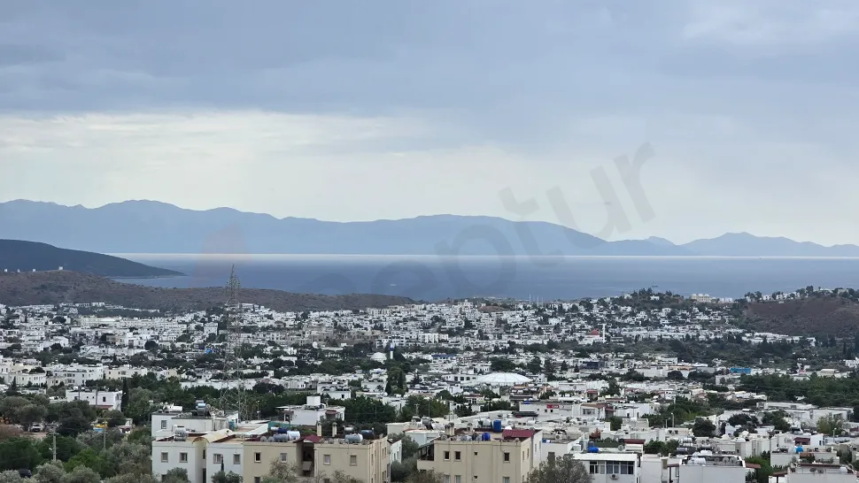 Bodrum kıyısında denize bakan geniş panoramik manzara