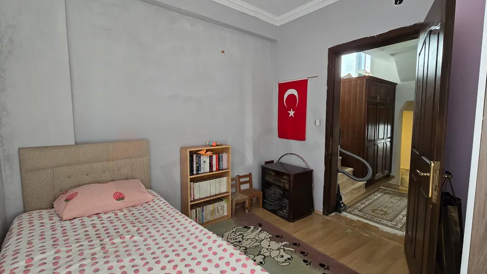 Bodrum'da satılık 3+1 dubleks dairenin geniş ve aydınlık yatak odası.