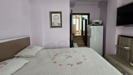 Geniş ve aydınlık yatak odası iç mekan görünümü.