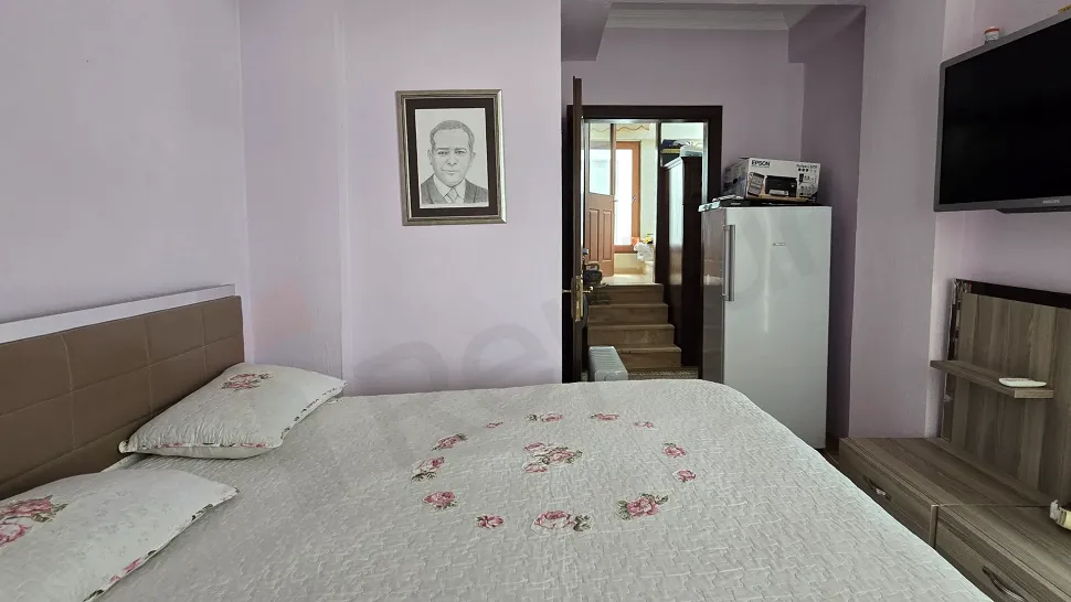 Geniş ve aydınlık yatak odası iç mekan görünümü.
