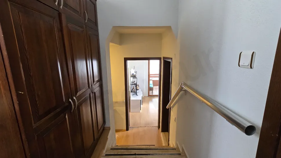 Modern ve geniş bir evin iç mekan koridor görünümü.
