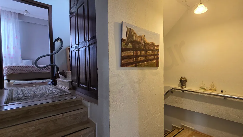 Modern mimariye sahip bir dubleks evin geniş ve aydınlık koridoru.