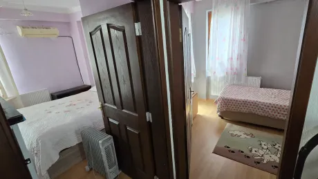 Bodrum'daki satılık dubleks dairenin geniş ve aydınlık yatak odası alanı.