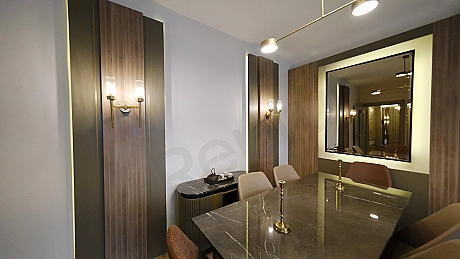 Şık yemek odası görseli. Ahşap masa ve sandalyeler, modern tasarım.
