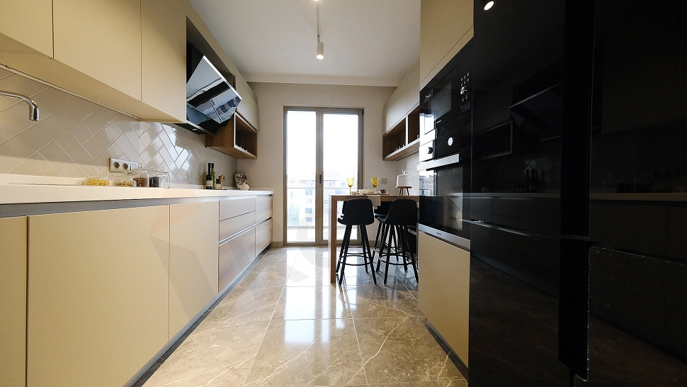 Modern tasarımlı eşyalı mutfak görseli.