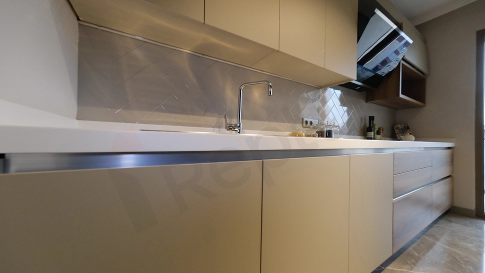 Modern tasarımlı, eşyalı İstanbul Zeytinburnu satılık daire mutfak görseli.