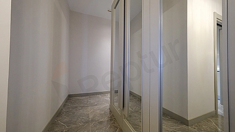 Eşyalı daire koridor iç görünümü.