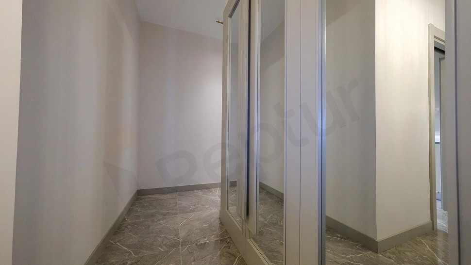Eşyalı daire koridor iç görünümü.