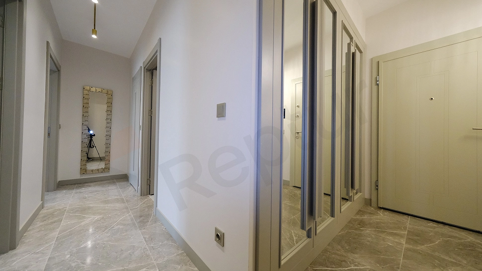 Eşyalı daire koridor iç görünümü.