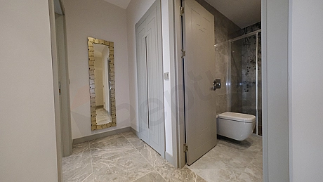 Eşyalı daire koridor iç görünümü.