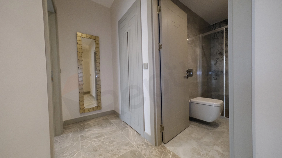 Eşyalı daire koridor iç görünümü.