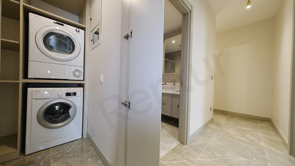 Eşyalı daire koridor iç görünümü.