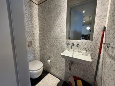 Modern ve şık tasarımlı, kaliteli vitrifiye ürünlerinin yer aldığı banyo iç mekanı.