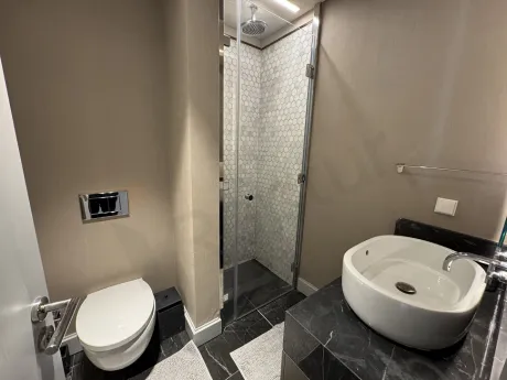 Şişli'deki 2+1 eşyalı dairenin modern ve şık detaylara sahip banyosu.