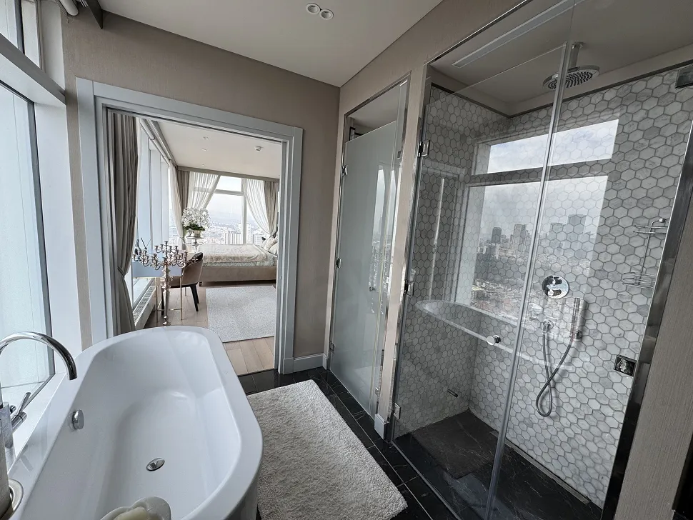 Modern ve şık tasarıma sahip, geniş ve aydınlık bir banyo iç mekan görünümü.