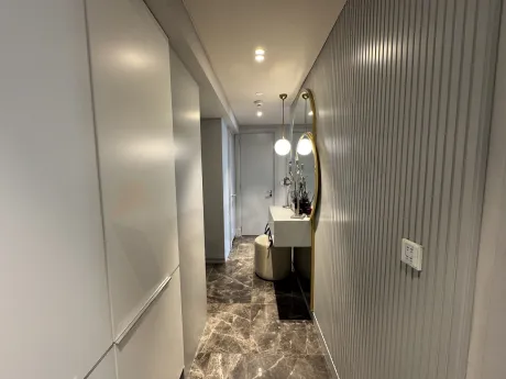 Modern tasarımlı şık bir daire içi merdiven görünümü