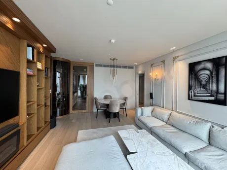 Şişli'de modern mobilyalarla döşenmiş, geniş pencereli ve aydınlık bir oturma odası görseli.