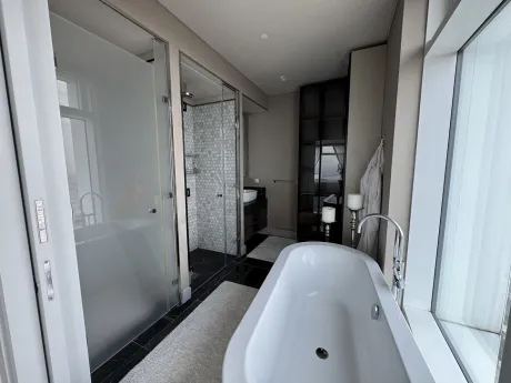 Modern armatürler ve kaliteli seramiklerle tasarlanmış, şık ve lüks bir banyo iç mekanı.