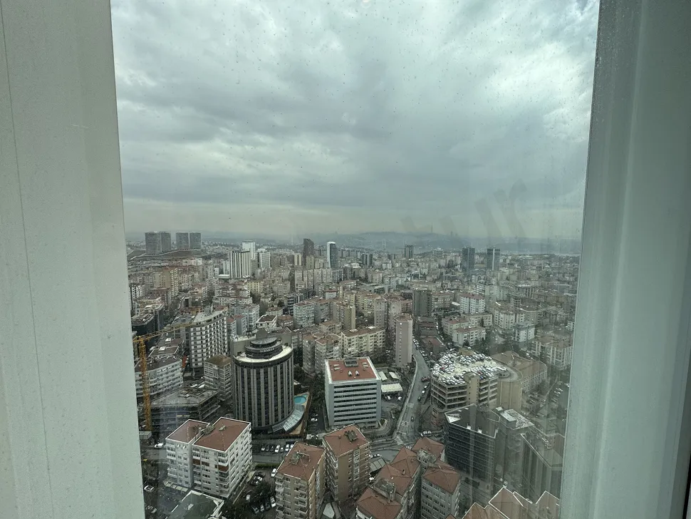 Şişli'deki yüksek katlı bir daireden görünen panoramik İstanbul şehir manzarası.