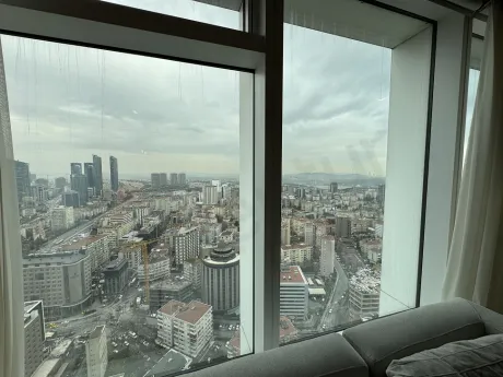 İstanbul şehir silüetinin ve gökdelenlerin geniş açılı panoramik manzarası