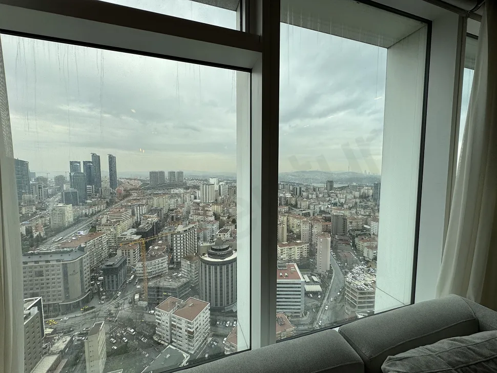İstanbul şehir silüetinin ve gökdelenlerin geniş açılı panoramik manzarası