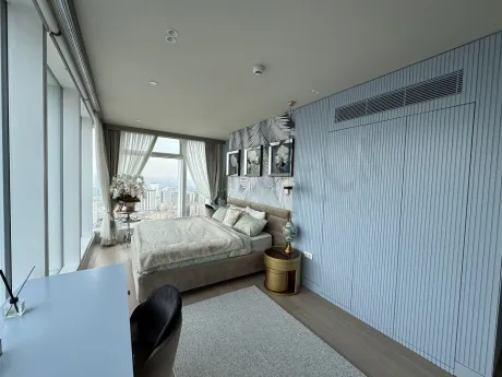 Modern tasarımlı, eşyalı ve ferah bir yatak odası görünümü.